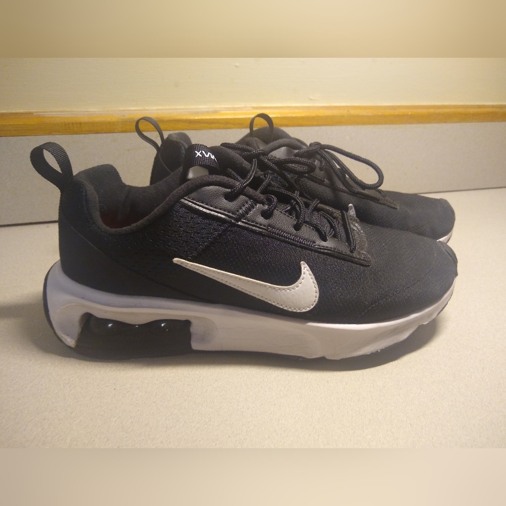 Ladies size 8.5 Nike air max black walking shoes